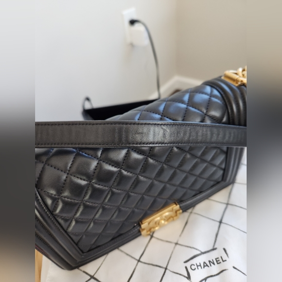 CHANEL Caviar Quilted Medium Boy Flap Black - Picture 10 of 15